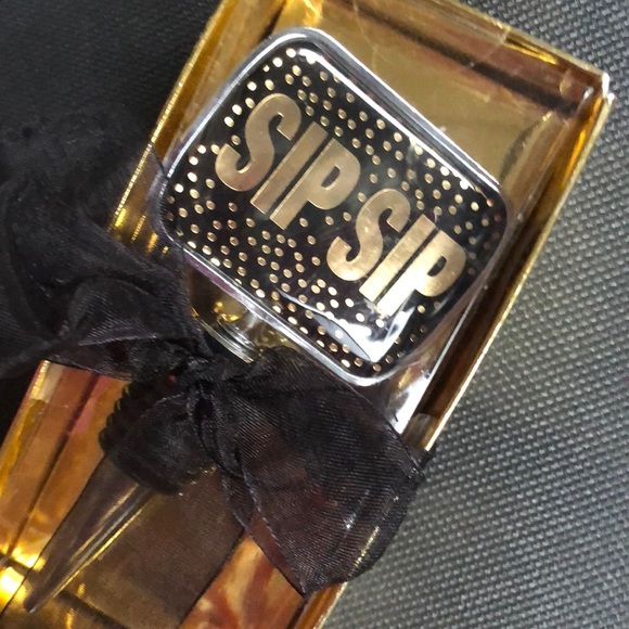 Wine bottle stopper reads sip sip in black gold on chime base boxed as pictured - Picture 1 of 4